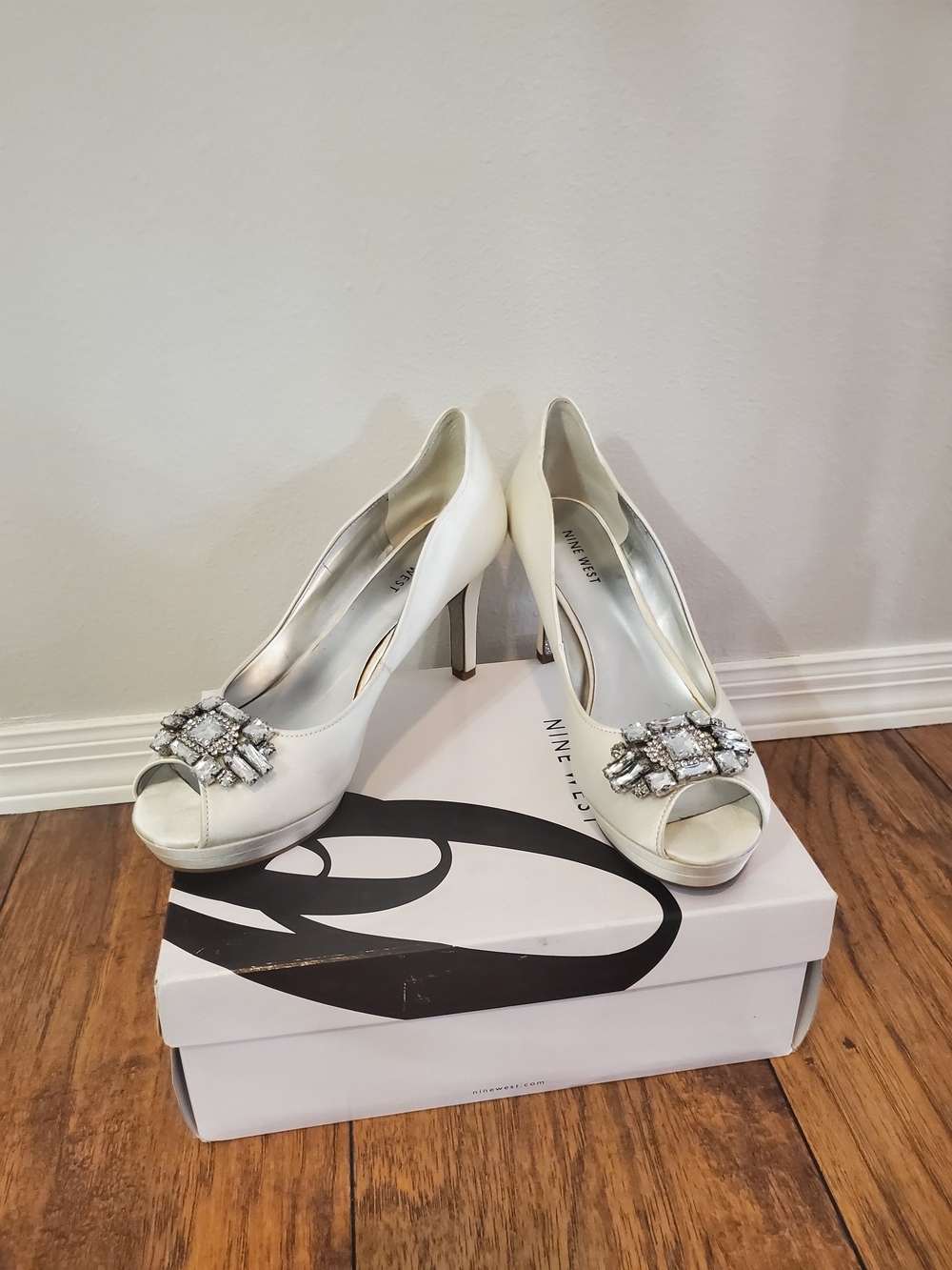 Nine West NwAvara Ivory Satin Rhinestone Peep Toe Heels 8.5M